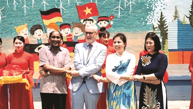 Large ceramic mural depicts Vietnam-Germany friendship